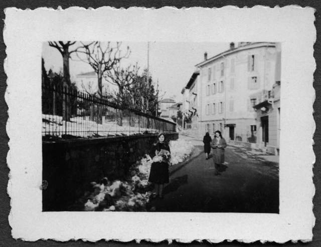 Donne sulla strada a (?)