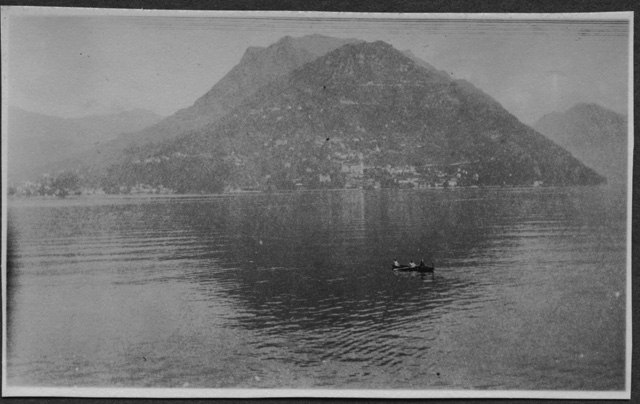 Imbarcazione a remi e panorama sul lago di lugano