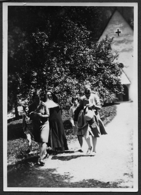 Ragazze all'uscita di una chiesa a Lucerna