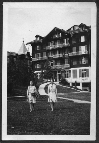 Due ragazze mentre attraversano un prato