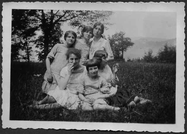 Sorelle Reali in posa sopra a un prato