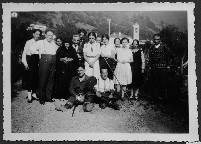 Famiglia Reali sulla strada a Bogno