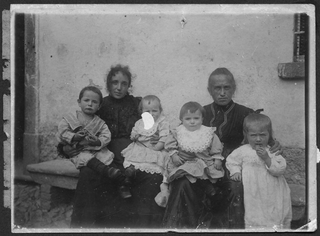 Donne in posa con bambini a Bogno