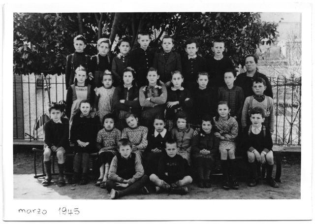 Classe elementare con la maestra Ida Pescia