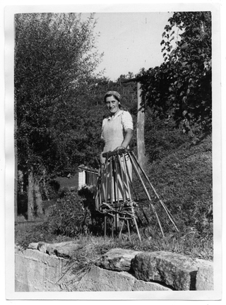 Teresa Soldini accanto in posa con la gerla