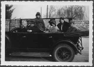 Famiglia Reali a bordo di un'automobile