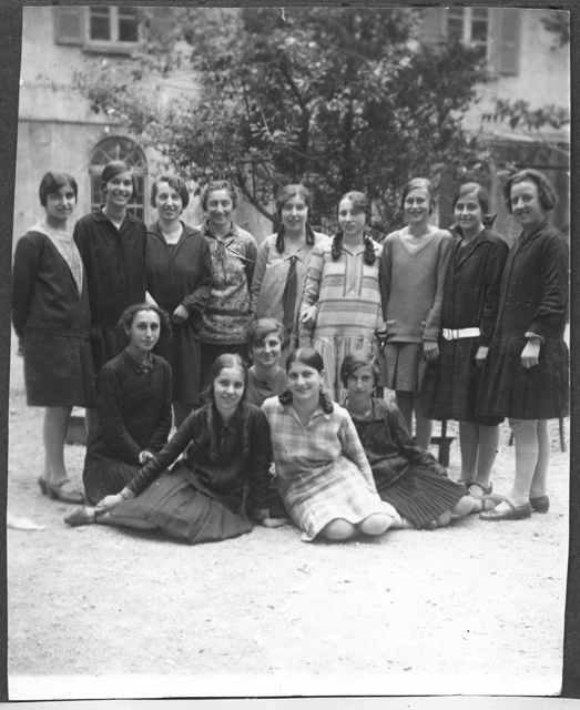 Studentesse del collegio Sant'Agnese in posa