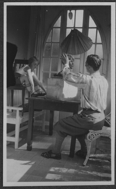 Mario Bernasconi mentre scolpisce il busto di Annelise Göbbers