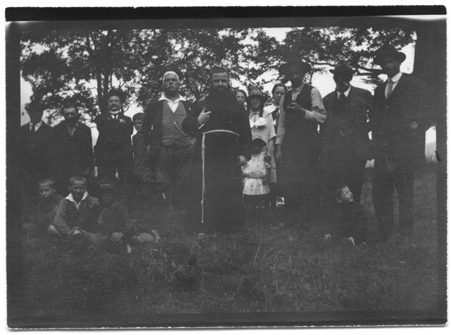 Gruppo in posa con frate a San Bernardo