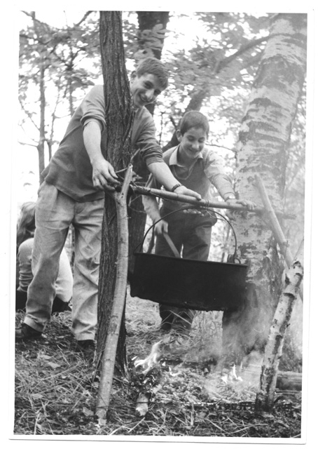 Remo Degiorgi e Claudio Pietra mentre preparano le caldarroste