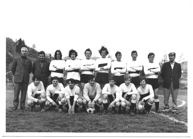 Squadra di calcio in posa a Comano