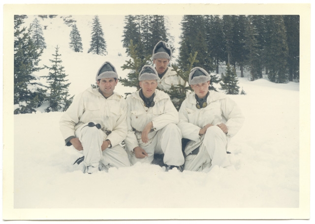 Soldati in posa in tenuta invernale