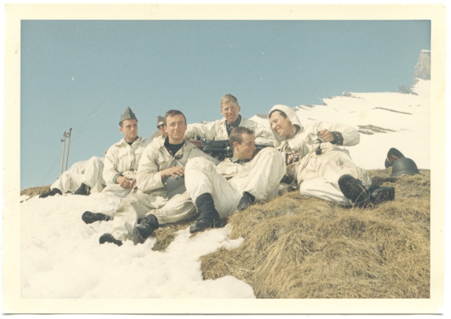 Militari sulla neve in tenuta invernale