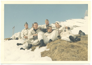 Militari sulla neve in tenuta invernale