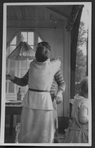 Abbraccio fra Irma e Mario Bernasconi