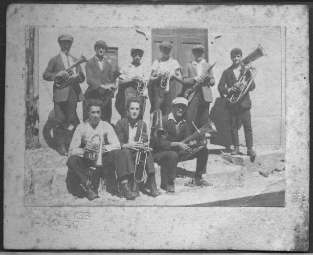 Gruppo in posa con strumenti musicali