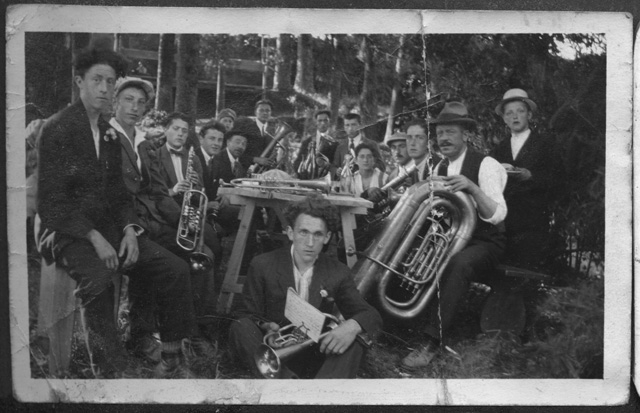 Gruppo attorno ad un tavolo con strumenti musicali