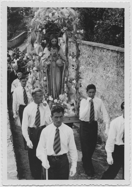 Processione durante la festa del Sacro Cuore a Comano