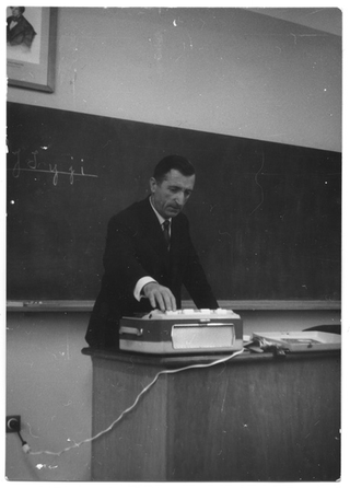 Remo Canonica alla cattedra durante una lezione