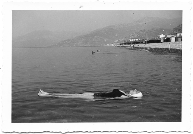 Pia Canonica mentre fa il bagno in un lago