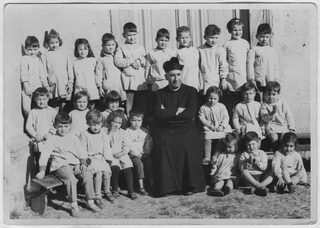 Classe elementare in posa con Don Alberto Morandi a Comano