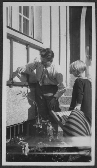 Mario Bernasconi mostra l'effetto del sole su una lente ad Annelise Göbbers