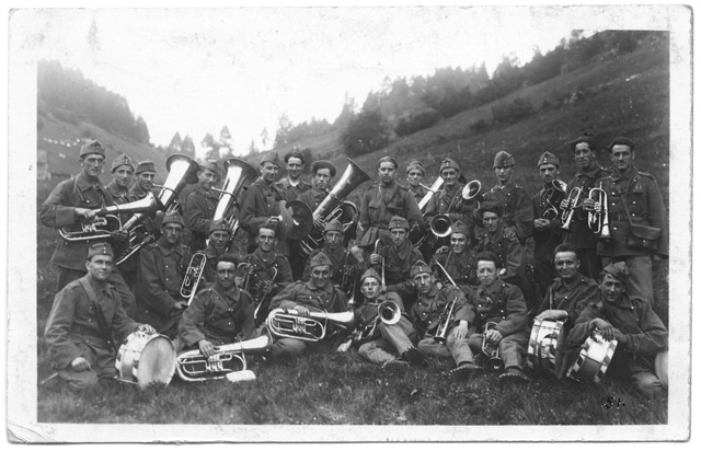 Soldati in posa con strumenti musicali