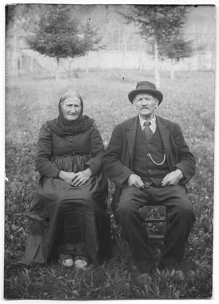 Savina Croci in posa con un uomo a Comano