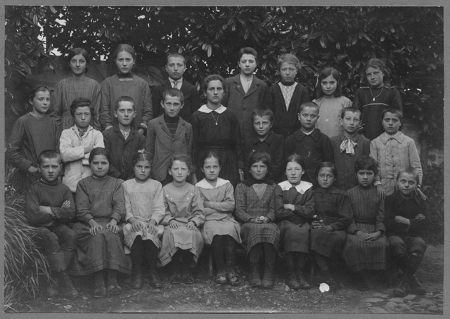 Ritratto di classe a Comano con la maestra Ester Salvadè