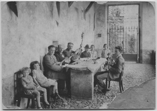 Famiglia Pescia sotto il portico di casa Wyss a Comano