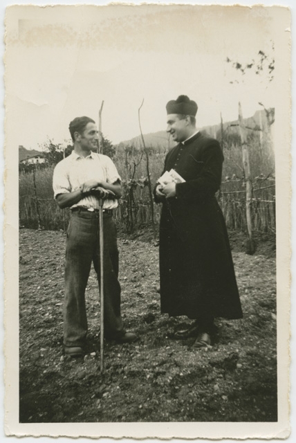 Camillo Bettosini e Don Alberto Morandi nell'orto della parrocchia a Comano