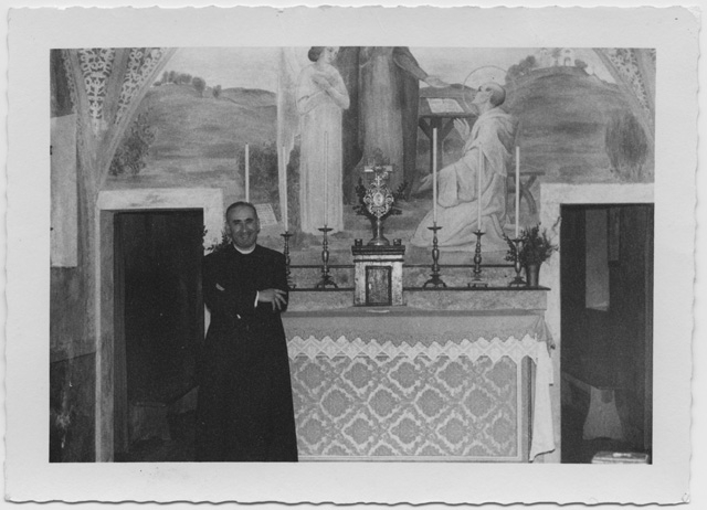 Don Alberto Morandi davanti all'altare di San Bernardo a Comano