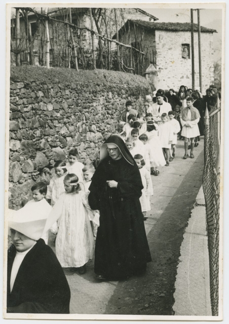 Bambini in processione con Suor Savina a Comano