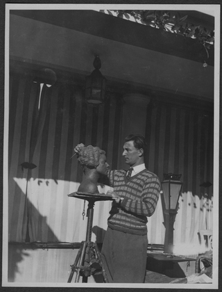 Mario Bernasconi mentre realizza il busto di ?