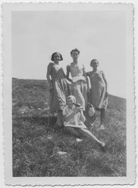 Olga Vanini-Nessi e Renato Notari con due amiche durante una gita