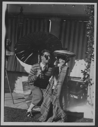 Mario Bernasconi scherza con una bambina