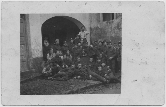 Compagnia di militari in posa a Tesserete