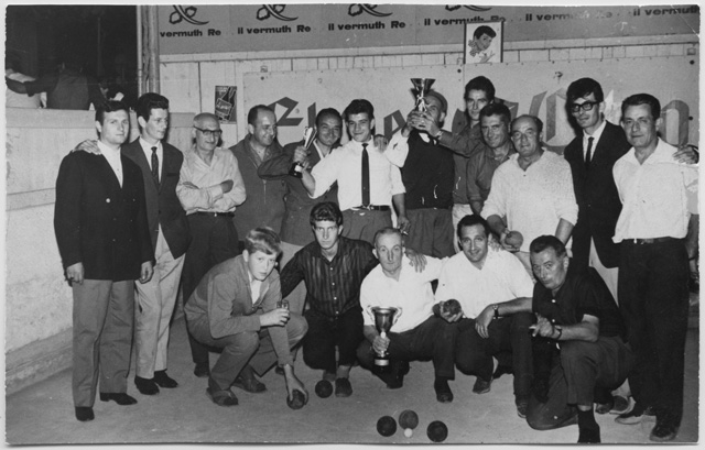 Gruppo in posa durante un torneo di bocce
