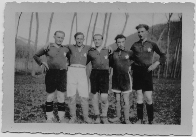 Frate alla scrivania di una biblioteca