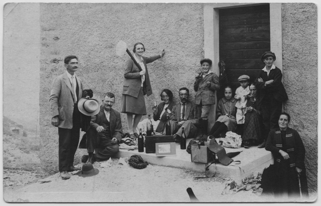 Famiglia Campana sulla porta di casa a Piandera