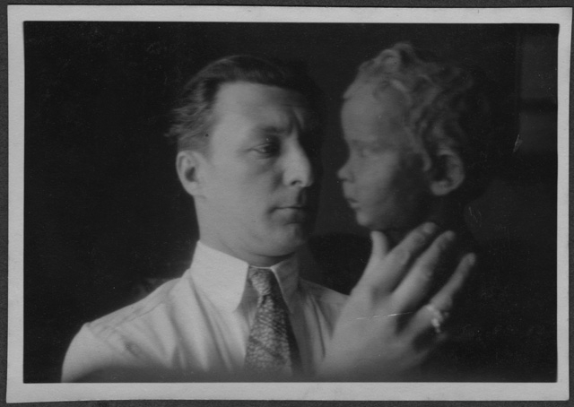 Mario Bernasconi osserva la testa di ? da lui realizzata