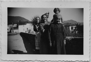 Donne in posa con bambine sul sagrato di Santa Maria della Purificazione a Comano