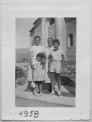 Gruppo davanti alla Chiesa di Santa Maria della Purificazione a Comano