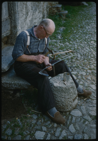 Antonio Stampanoni mentre martella una falce a Bigorio