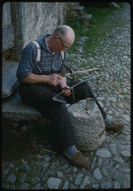 Antonio Stampanoni mentre martella una falce a Bigorio