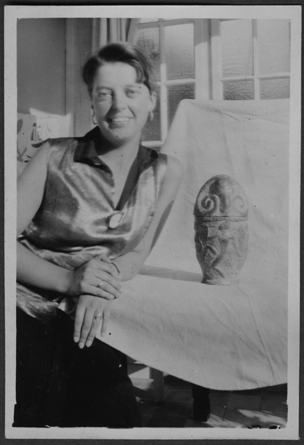 Irma Bernasconi Pannes ritratta con un'urna antica scolpita