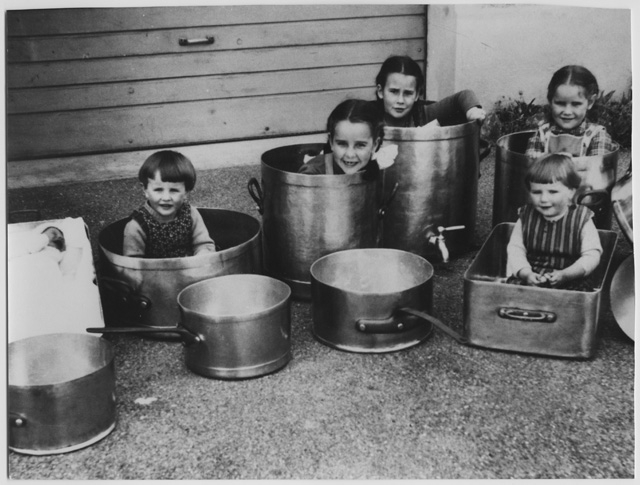 Sorelle Domeniconi in posa con dei paioli a Uznach