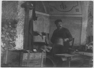 Felice Domeniconi, stagnino, al lavoro al Convento del Bigorio