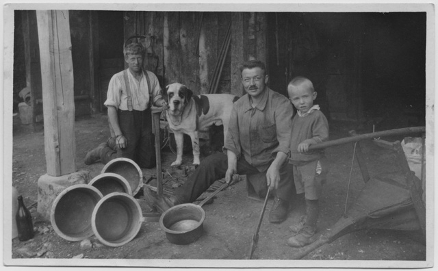 Gaetano Domeniconi (al centro) al lavoro come ramaio a Siebnen