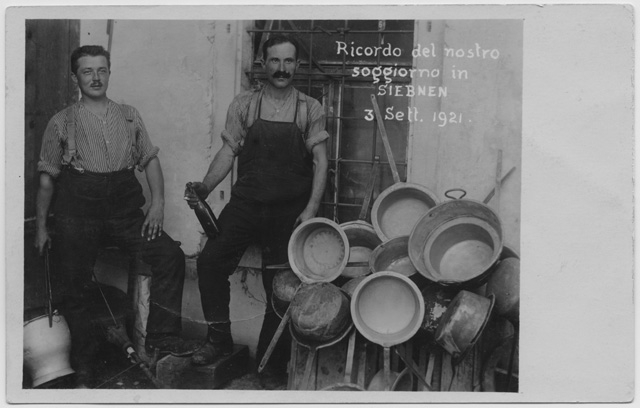 Gaetano Domeniconi (a sinistra) in posa con paioli